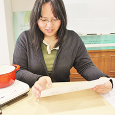 手作り化粧品の説明をしている女性